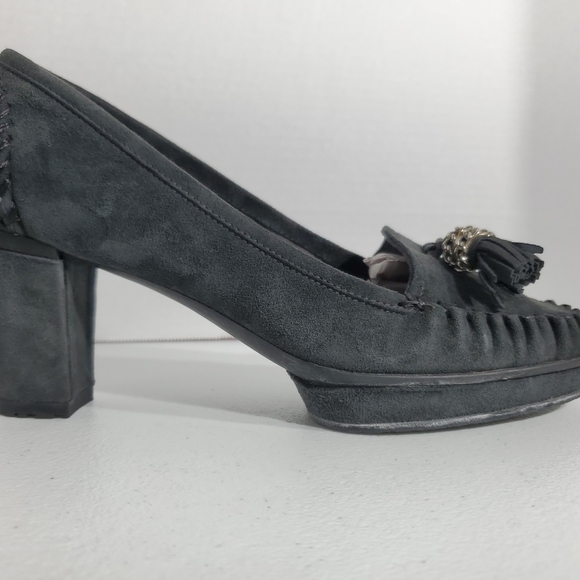 Stuart Weitzman Sz 7 Dark Gray/Black Suede Chunk Heels With Tasseld